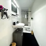 I Spacious Private In Heart Of