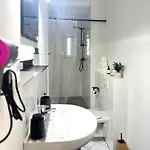 I Spacious Private In Heart Of