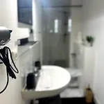 I Spacious Private In Heart Of דירה *