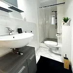 I Spacious Private In Heart Of דירה