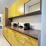 I Spacious Private In Heart Of דירה *