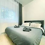 I Spacious Private In Heart Of *