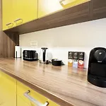 I Spacious Private In Heart Of