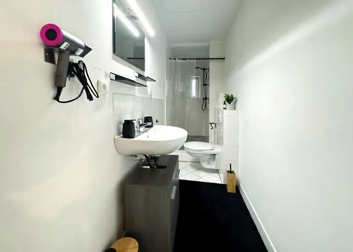 I Spacious Private In Heart Of