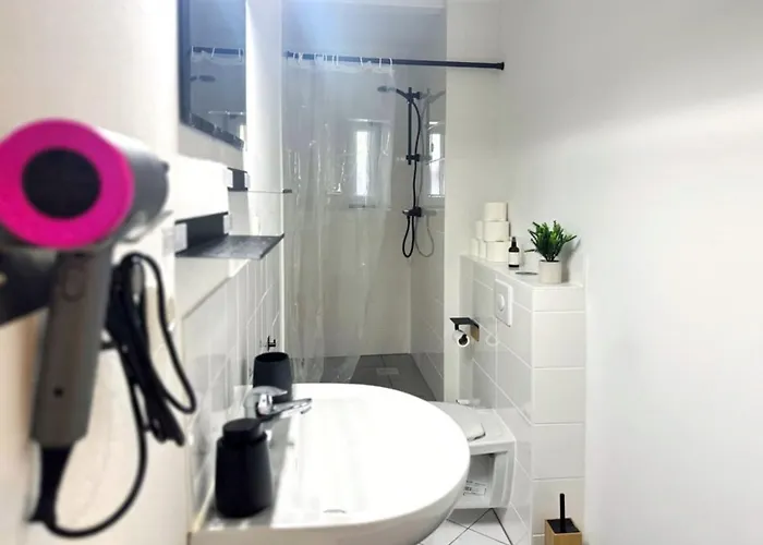 I Spacious Private In Heart Of