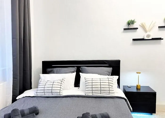 דירה I Spacious Private In Heart Of *