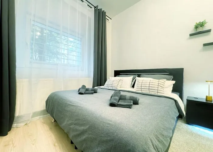 I Spacious Private In Heart Of *